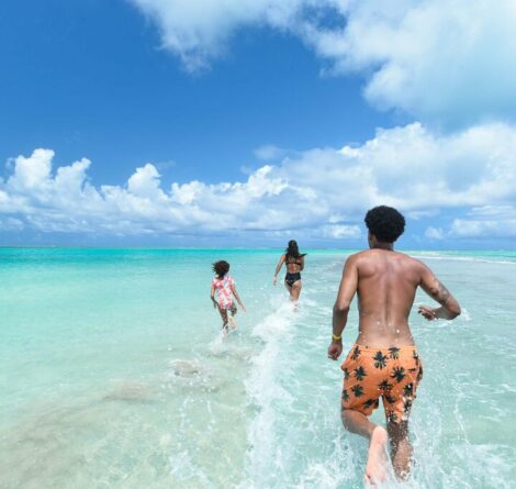 pessoas aproveitando praia em Alagoas depois de se inscreverem no Tô de Volta Amarante