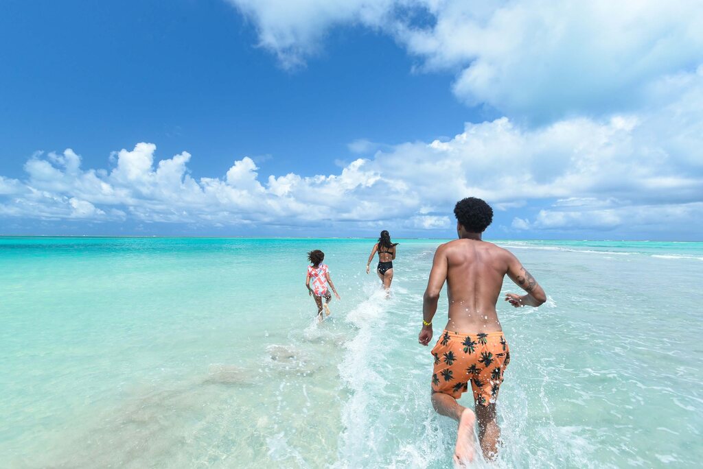 pessoas aproveitando praia em Alagoas depois de se inscreverem no Tô de Volta Amarante