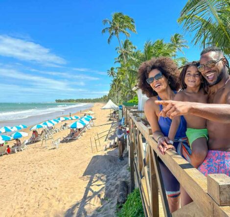 Família se divertindo na praia em frente ao Salinas Maceió All Inclusive Resort depois de ter aproveitado as promoções da Black Friday Amarante.