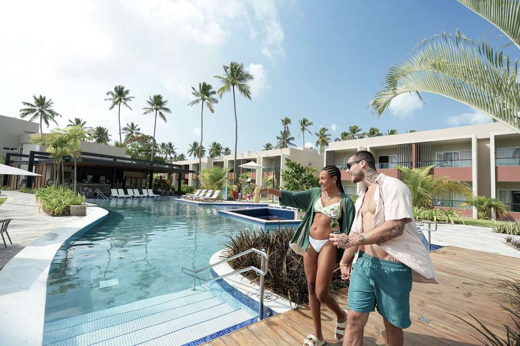 Casal aproveitando o clima sofisticado e relaxante do Japaratinga Lounge Resort com All Inclusive Premium na Black Friday Amarante.