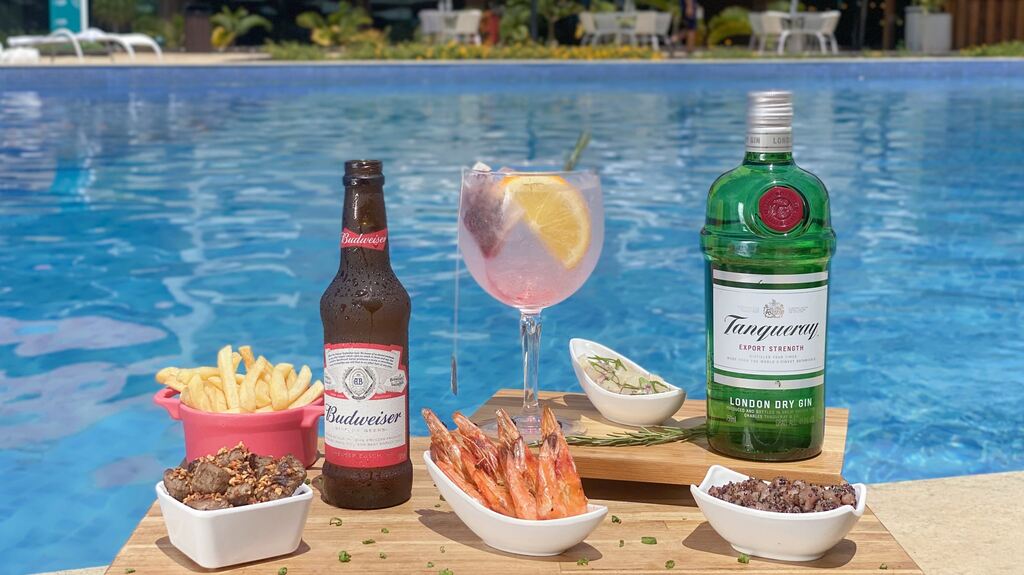 Drinks, cerveja e petiscos servidos à beira da piscina em resort All Inclusive, que pode ser reservado durante a Black Friday Amarante.