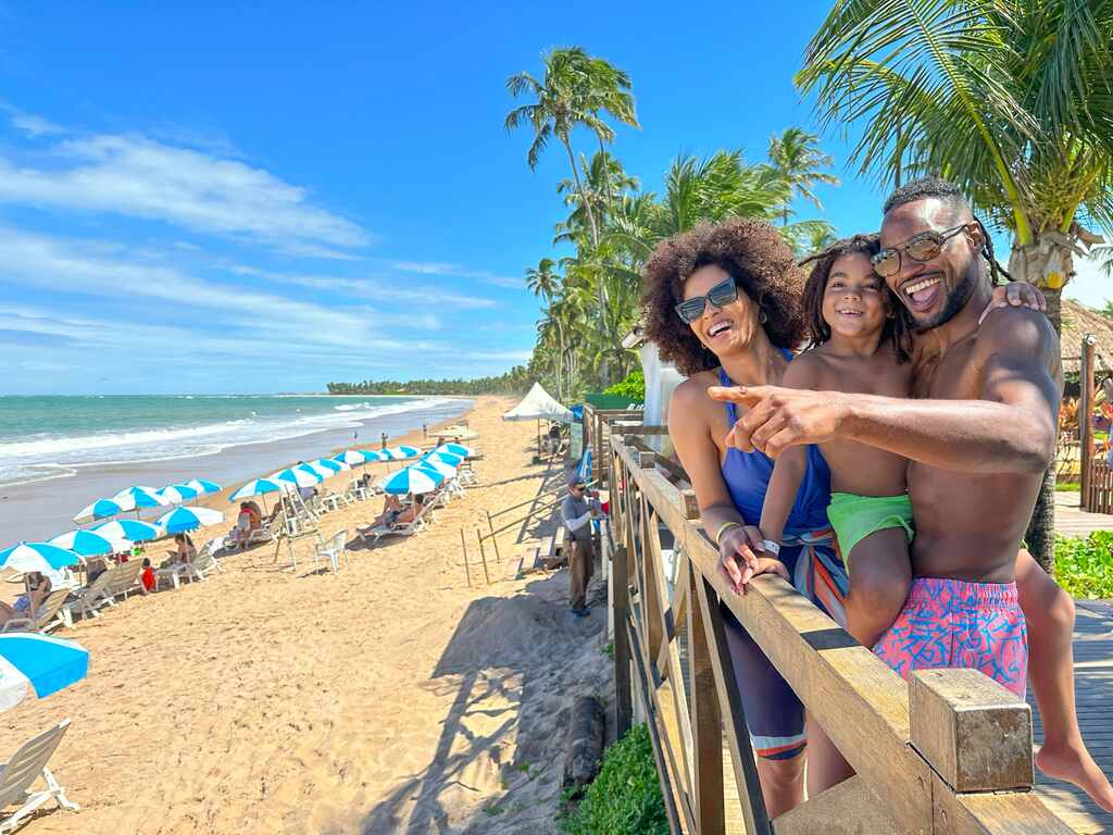 família em praia perto de resort após aproveitar Black Friday da Amarante