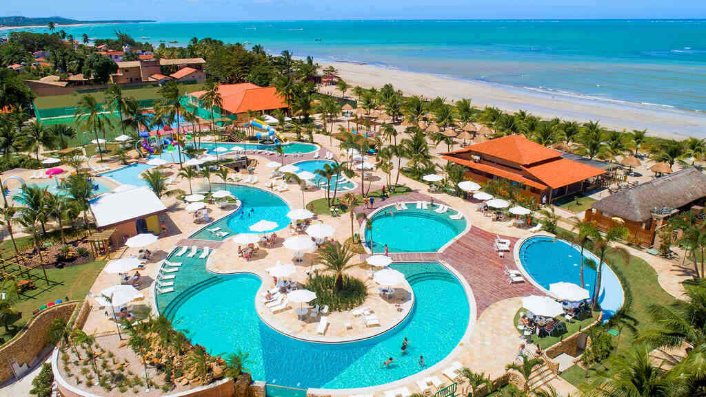 área de lazer com piscina representando o que é um resort all inclusive