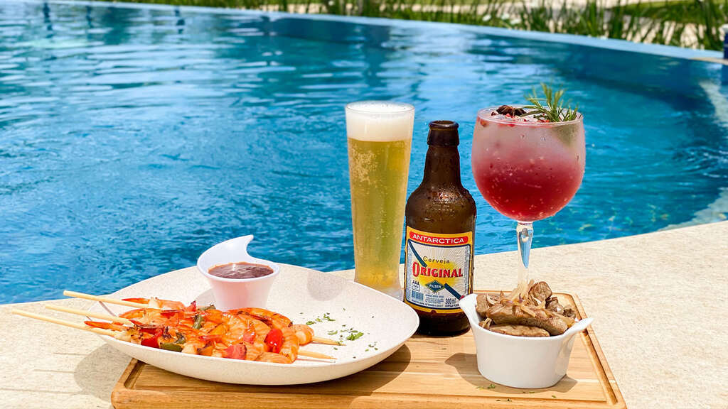 comidas e bebidas representando o que é um resort all inclusive