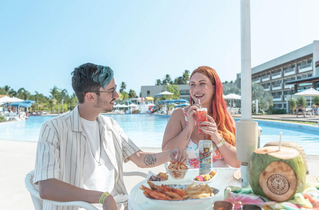 casal aproveitando estadia representando quanto custa um resort all inclusive
