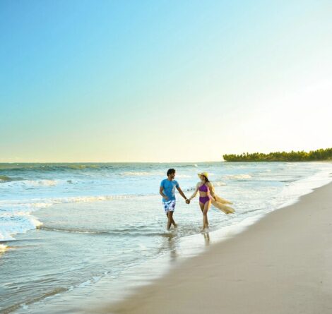 casal na praia aproveitando um dos destinos românticos no Brasil