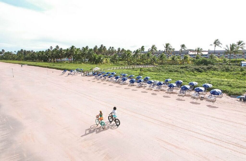 casal andando de bicicleta em praia de Alagoas, um dos destinos românticos no Brasil