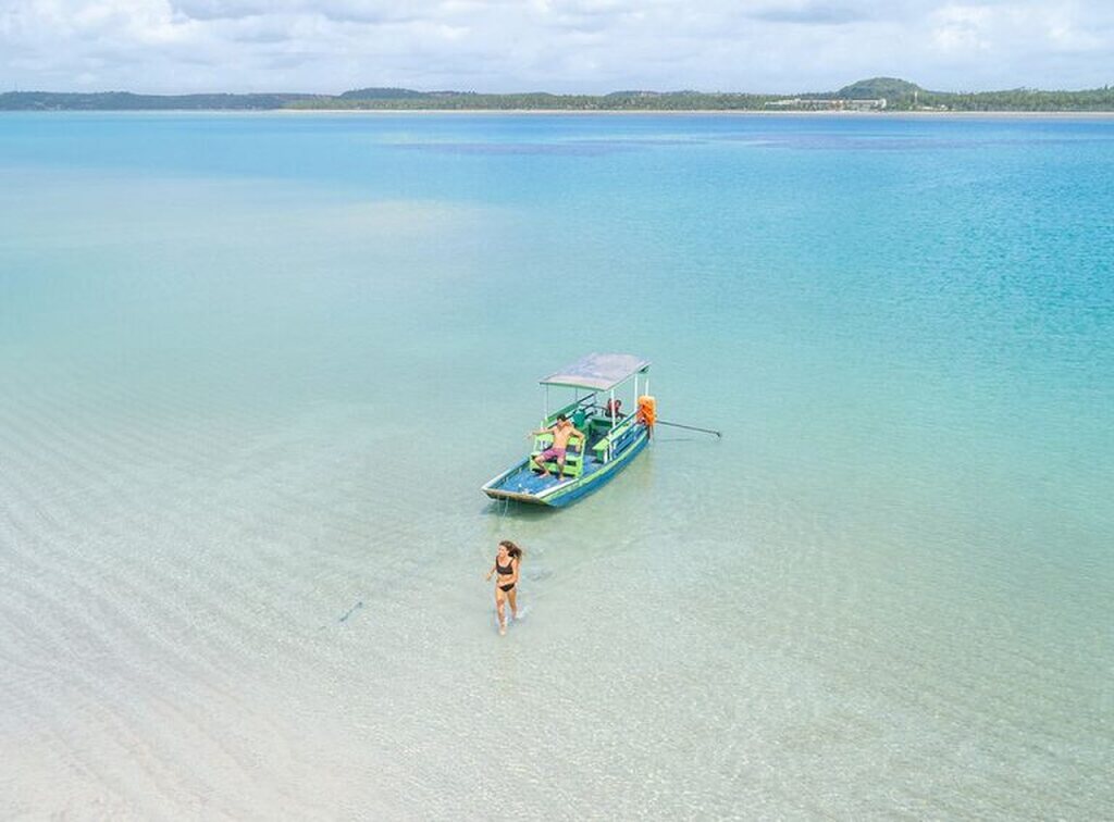 barco em praia de Japaratinga, um dos destinos românticos no Brasil