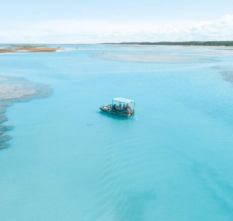 barco em piscina natural em Alagoas, representando a diferença entre Japaratinga ou Maragogi