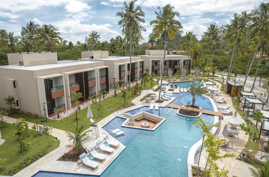 área com piscina com resort representando qual o melhor: Japaratinga ou Maragogi