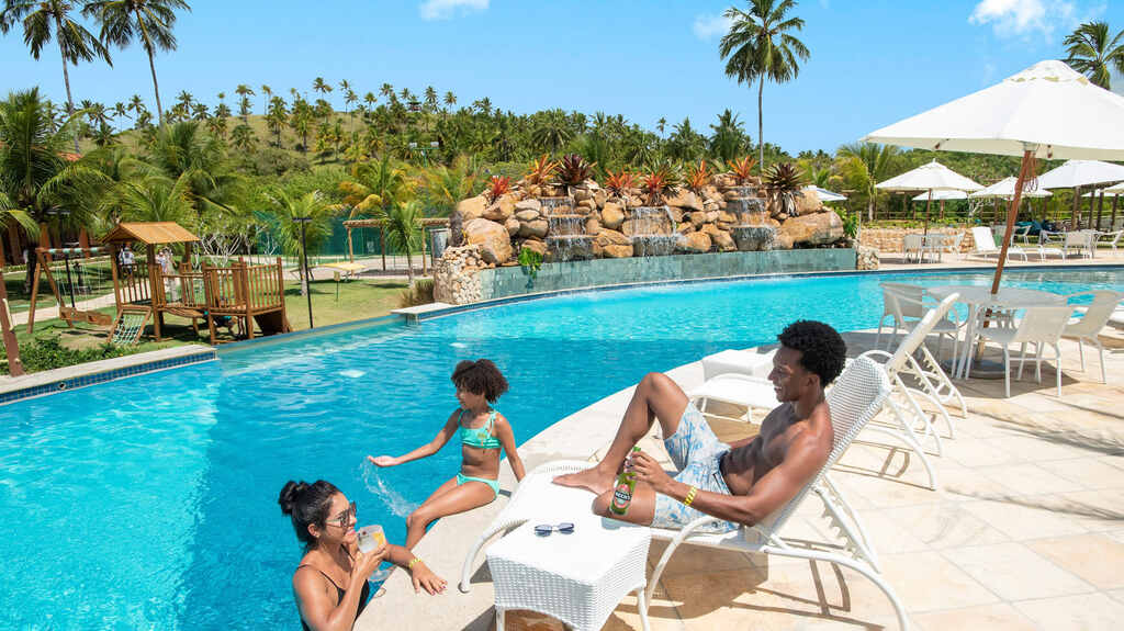 pessoas curtindo piscina de um dos melhores resorts All Inclusive do Brasil