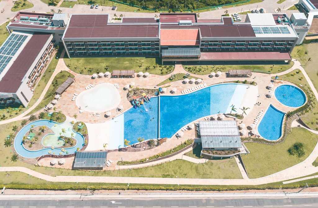 piscina de resort em Alagoas representando qual é melhor: Salinas Maragogi ou Japaratinga
