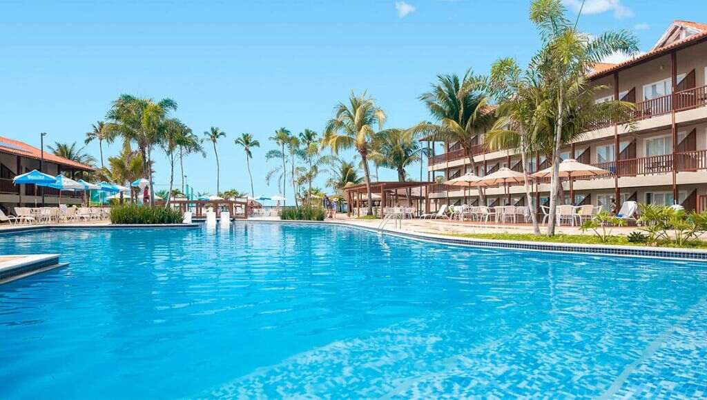 piscina em área de lazer do melhor resort de Alagoas