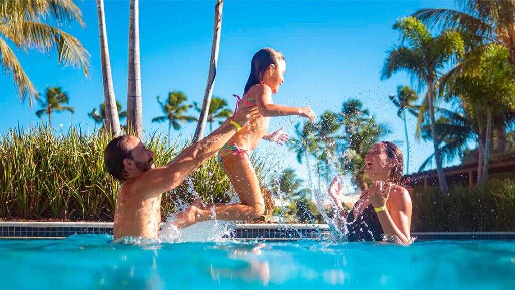 família aproveitando piscina do melhor resort de Maceió