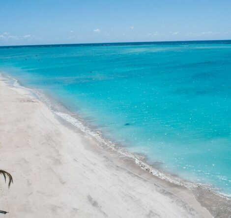 praia em Alagoas representando a escolha entre Salinas Maragogi ou Japaratinga