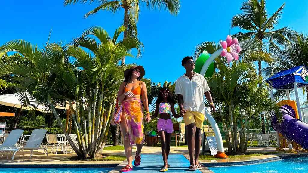 casal e criança em resort para férias em família