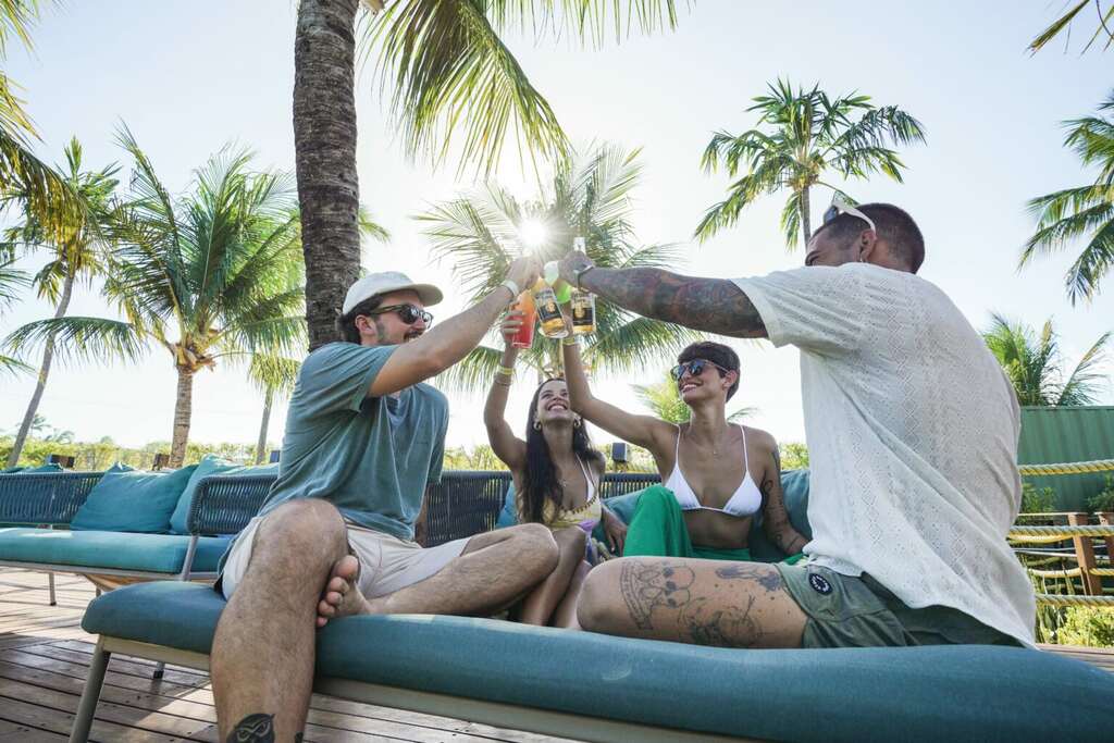 pessoas aproveitando férias ao ar livre representando a diferença entre hotel ou resort all inclusive
