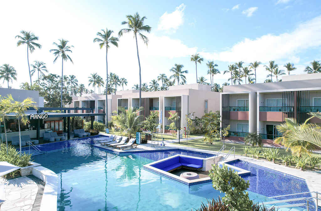 área de lazer com piscina de resort representando a escolha entre hotel ou resort all inclusive