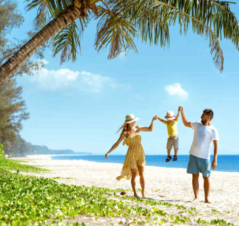 família aproveitando férias em um dos melhores resorts all inclusive para ir com bebê