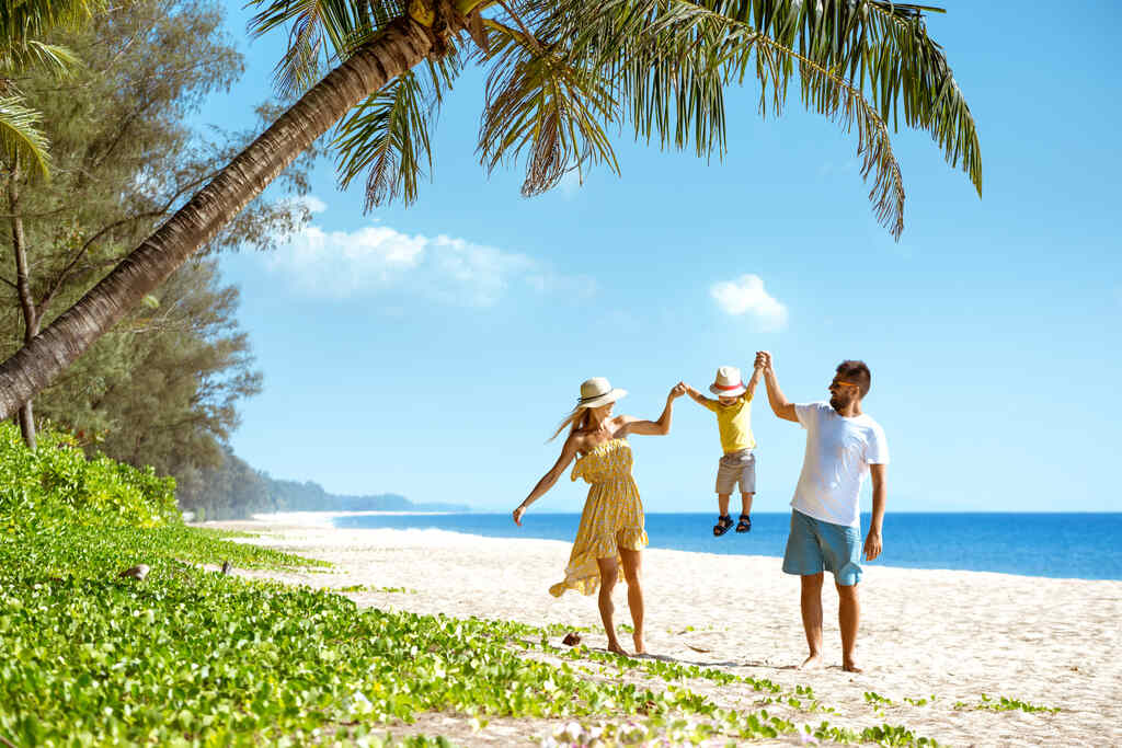 família aproveitando férias em um dos melhores resorts all inclusive para ir com bebê