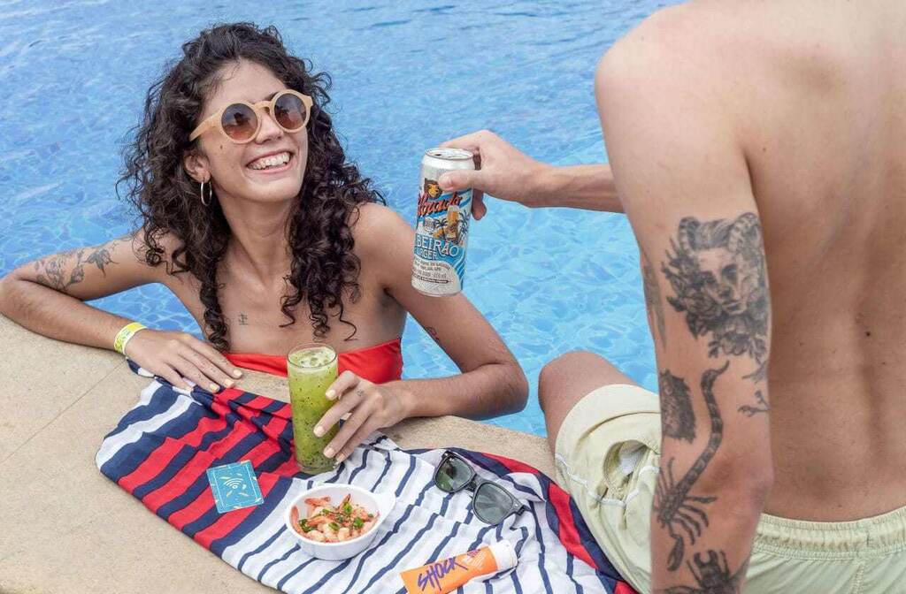 Casal se diverte saboreando drinks à beira da piscina no Resort para lua de mel em Japaratinga.