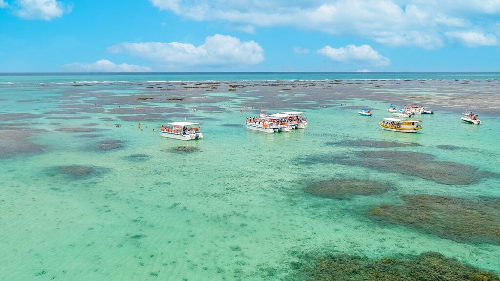 pessoas aproveitando passeio de barco em Galés de Maragogi
