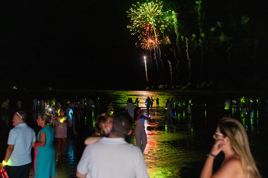 pessoas aproveitando área de resort no Ano Novo