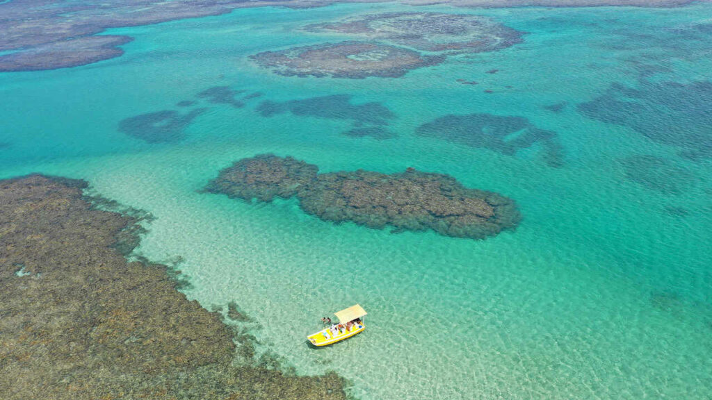 Visão aérea de local turístico, representando hospedagem em Alagoas.