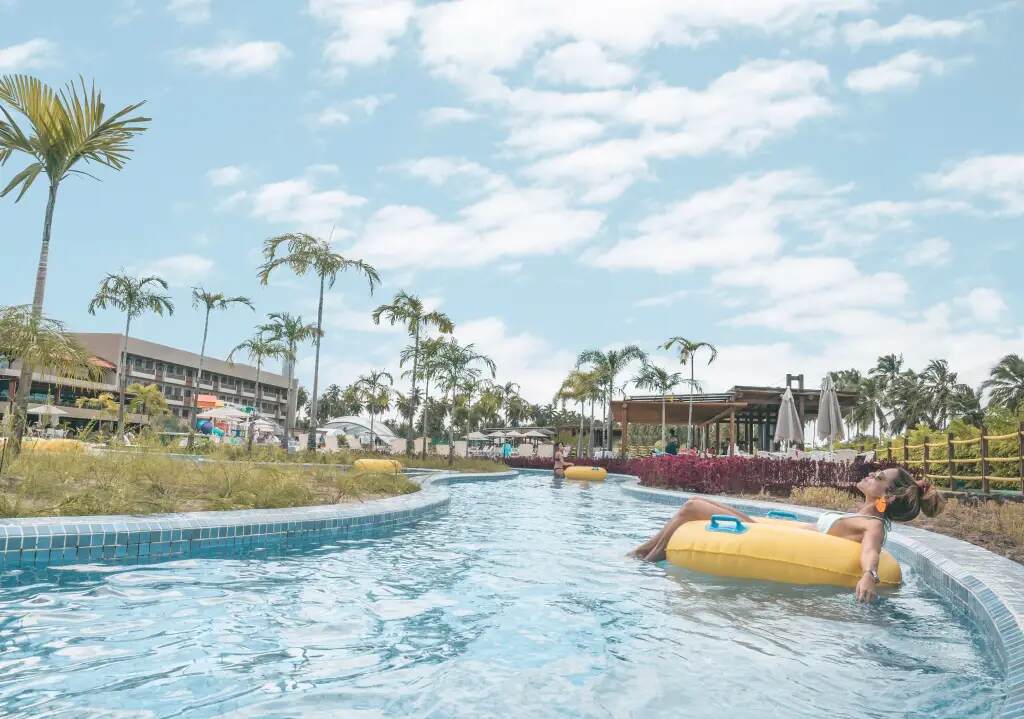 Pessoa em piscina de melhor hotel all inclusive.