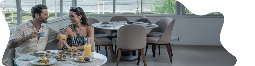 Casal desfrutando refeição no restaurante Maka, ponto de consumo exclusivo do Japaratinga Lounge Resort.