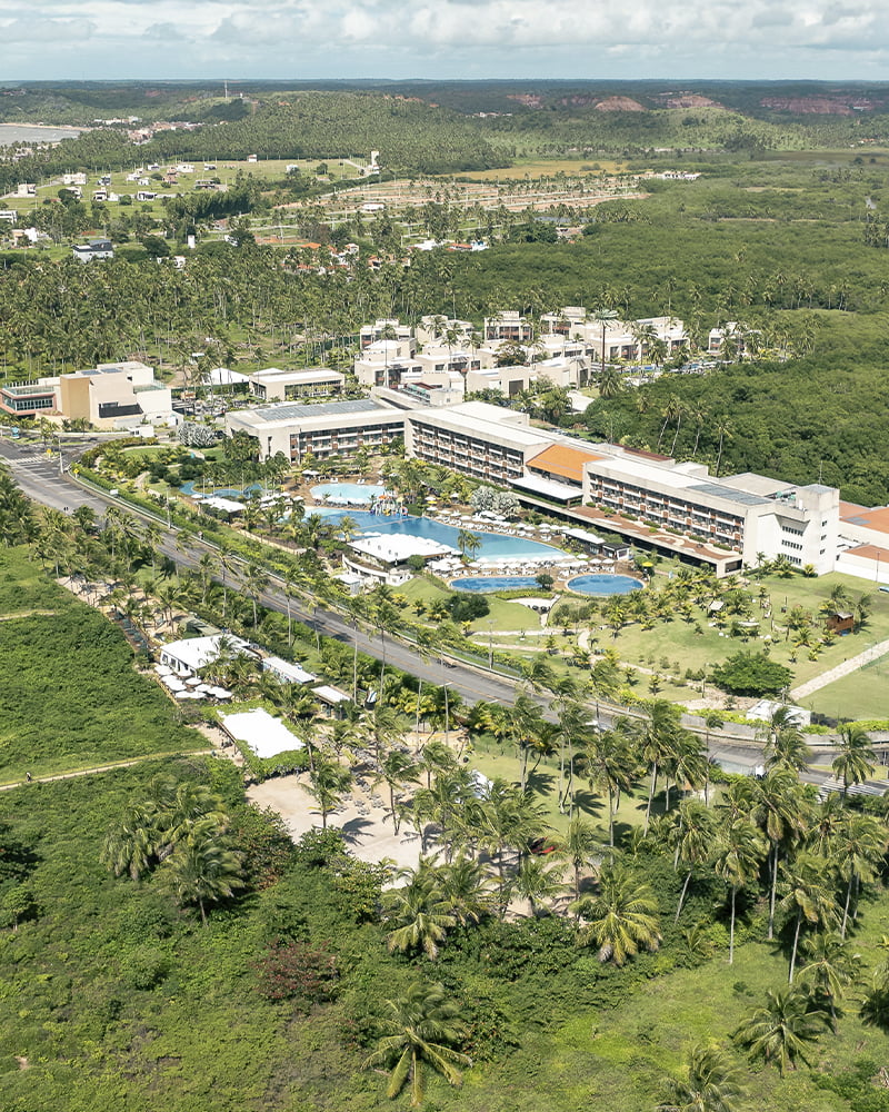Vista aérea do Japaratinga Lounge Resort Vista aérea do Japaratinga Lounge Resort mostrando piscinas, quadras esportivas e orla da Praia de Japaratinga em Alagoas.