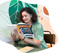 Estagiária lendo um livro