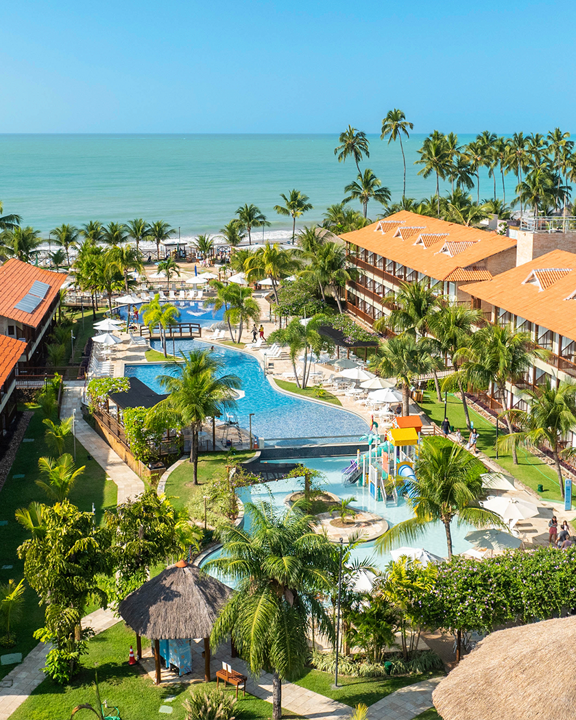 Salinas Maceió resort All Inclusive pra férias Vista aérea do Salinas Maceió Resort All Inclusive com piscinas, coqueiros e estrutura completa.