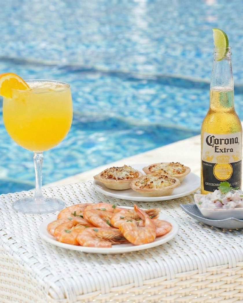 Drinks e petiscos no All Inclusive Drinks amarelo refrescantes, uma long neck da Corona e petiscos servidos na piscina do Salinas Maceió.