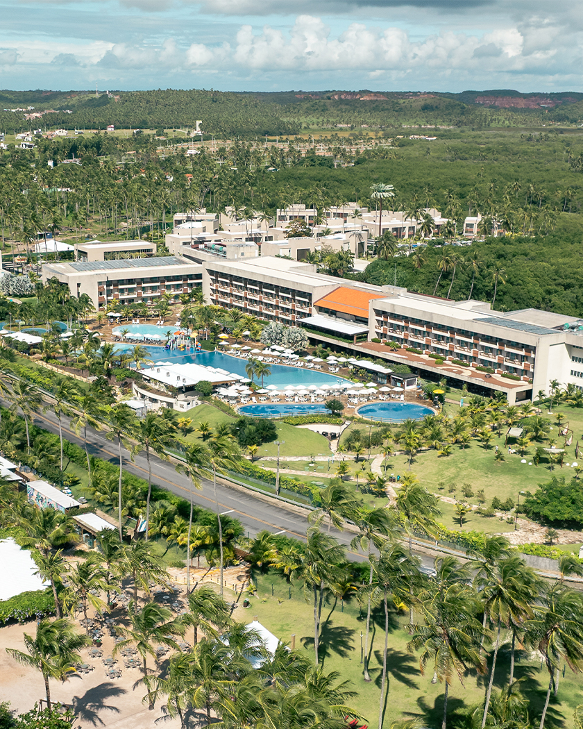 vista aérea japaratinga lounge resort Vista aérea do primeiro All Inclusive Premium do Brasil, o Japaratinga Lounge Resort, com sua estrutura grandiosa, diversos pontos de consumo e complexo de piscinas, rodeado por uma densa vegetação nativa e à beira mar.