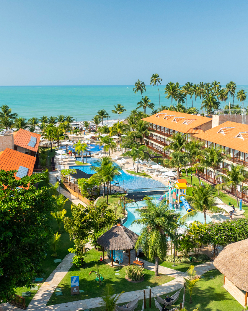 vista aérea salinas maceió Vista aérea do Salinas Maceió à beira mar. É possível ver as piscinas ao centro e nas laterais das estruturas do resort, ao fundo a imensidão da praia de Ipioca e o céu sem nuvens.