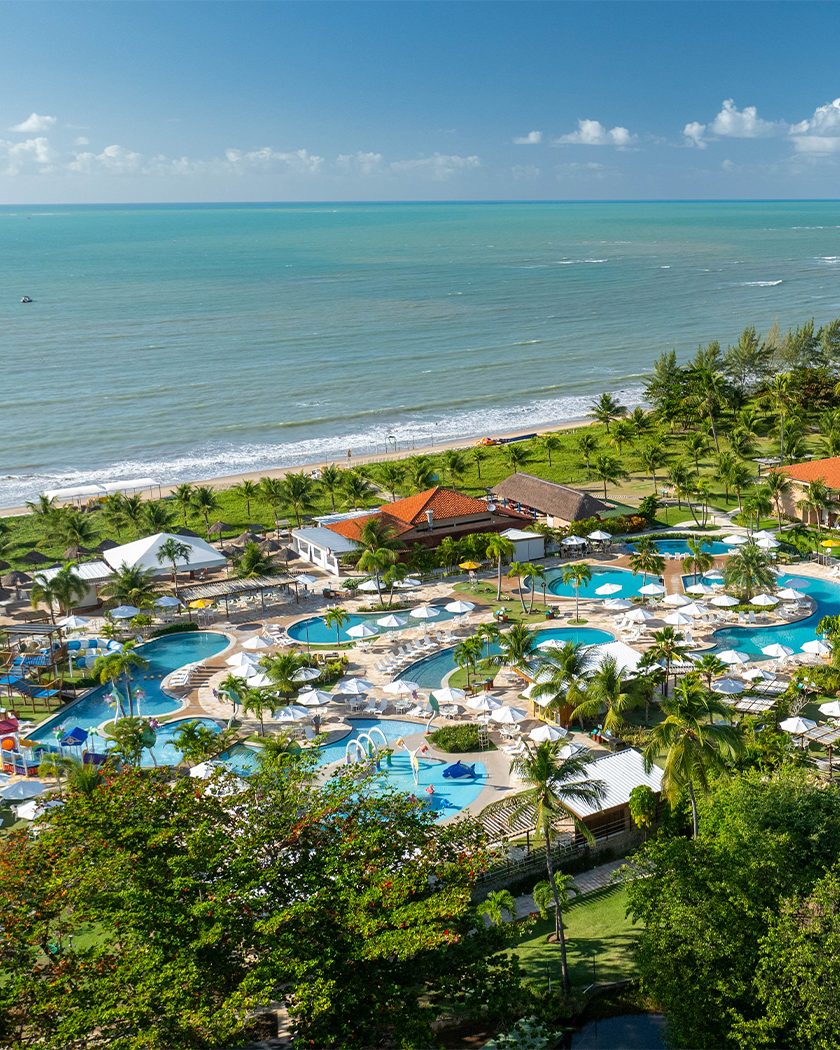 vista aerea salinas maragogi Vista aérea do Salinas Maragogi, com complexo de piscinas e estrutura do resort, muita vegetação ao redor e beira-mar.